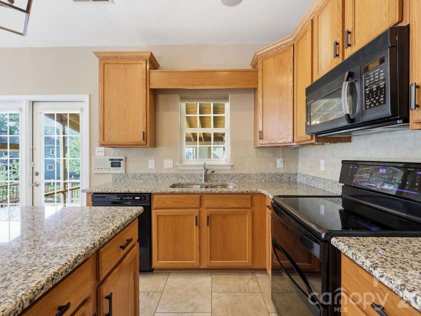 9004 Scottsboro Drive, Huntersville, NC 28078.  MLS# CAR4394126, YatesRealty ID 33272. Kitchen