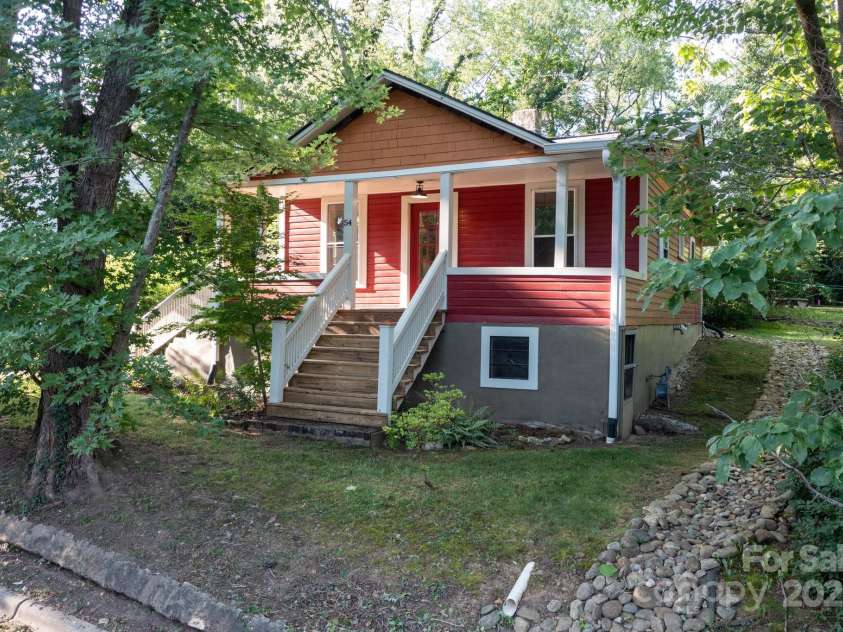54 Downing Street, Asheville, NC 28806.  MLS# CAR4274017, YatesRealty ID 33273. 