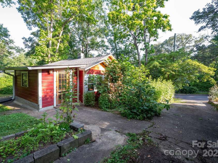 54 Downing Street, Asheville, NC 28806.  MLS# CAR4274017, YatesRealty ID 33273. Easy access into home