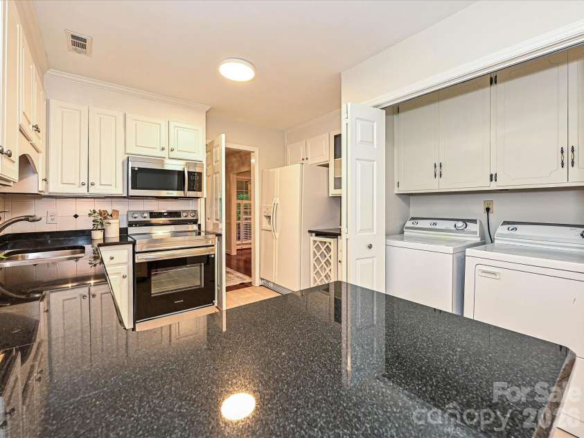 7417 Red Oak Lane, Charlotte, NC 28226.  MLS# CAR4348811, YatesRealty ID 33273. 
