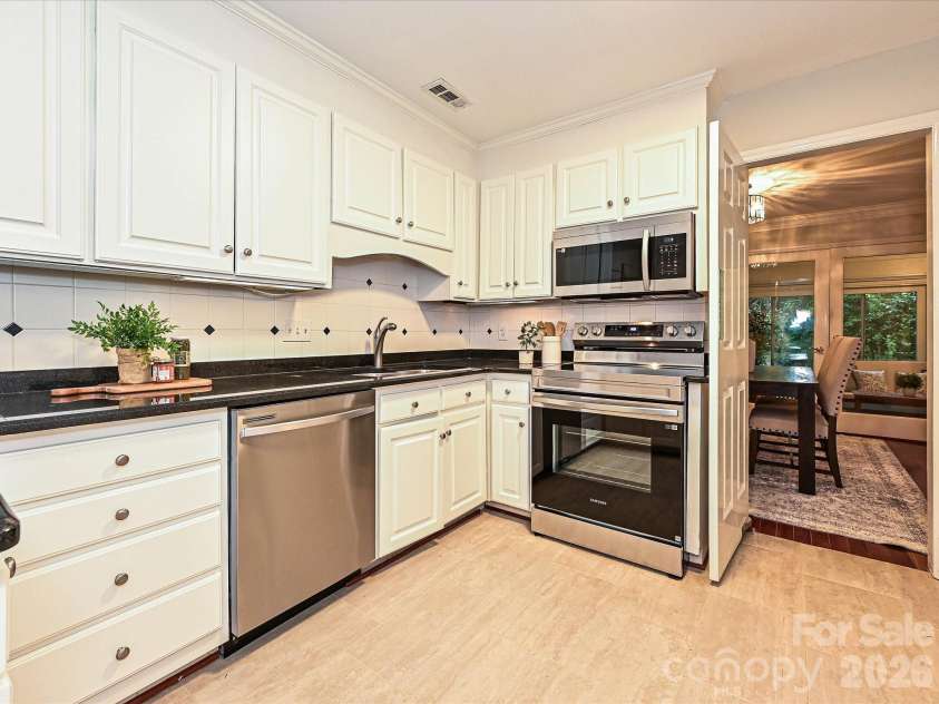 7417 Red Oak Lane, Charlotte, NC 28226.  MLS# CAR4348811, YatesRealty ID 33273. 