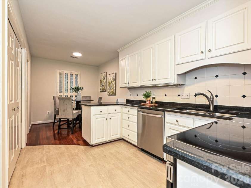 7417 Red Oak Lane, Charlotte, NC 28226.  MLS# CAR4348811, YatesRealty ID 33273. 