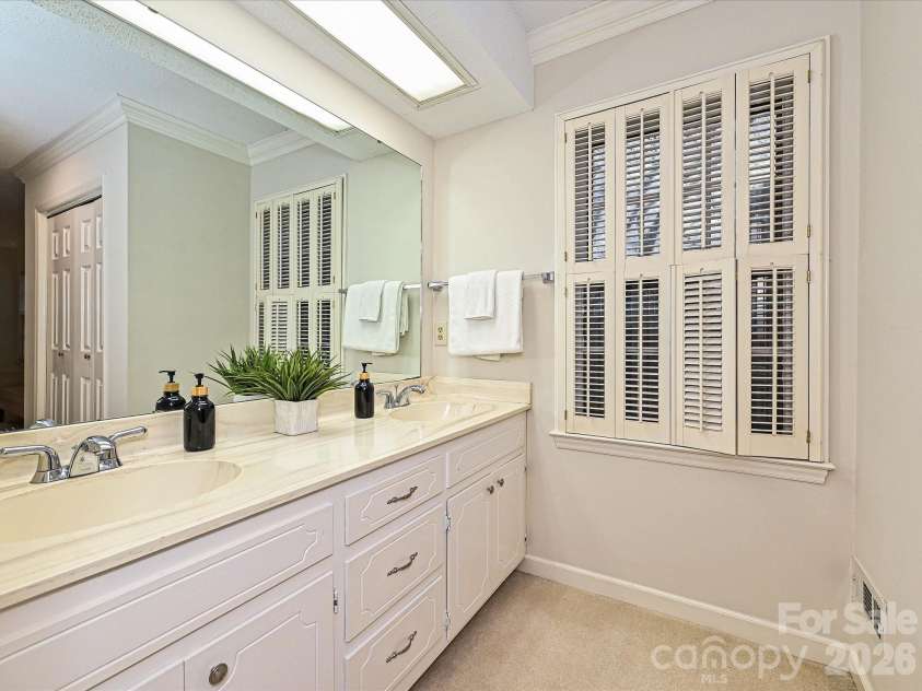 7417 Red Oak Lane, Charlotte, NC 28226.  MLS# CAR4348811, YatesRealty ID 33273. 