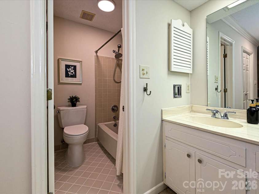 7417 Red Oak Lane, Charlotte, NC 28226.  MLS# CAR4348811, YatesRealty ID 33273. 