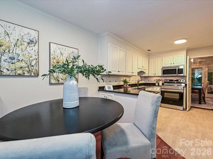 7417 Red Oak Lane, Charlotte, NC 28226.  MLS# CAR4348811, YatesRealty ID 33273. Eat in Kitchen