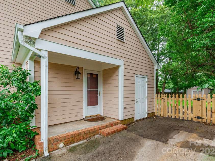 6816 Porterfield Road, Charlotte, NC 28226.  MLS# CAR4290943, YatesRealty ID 33274. 