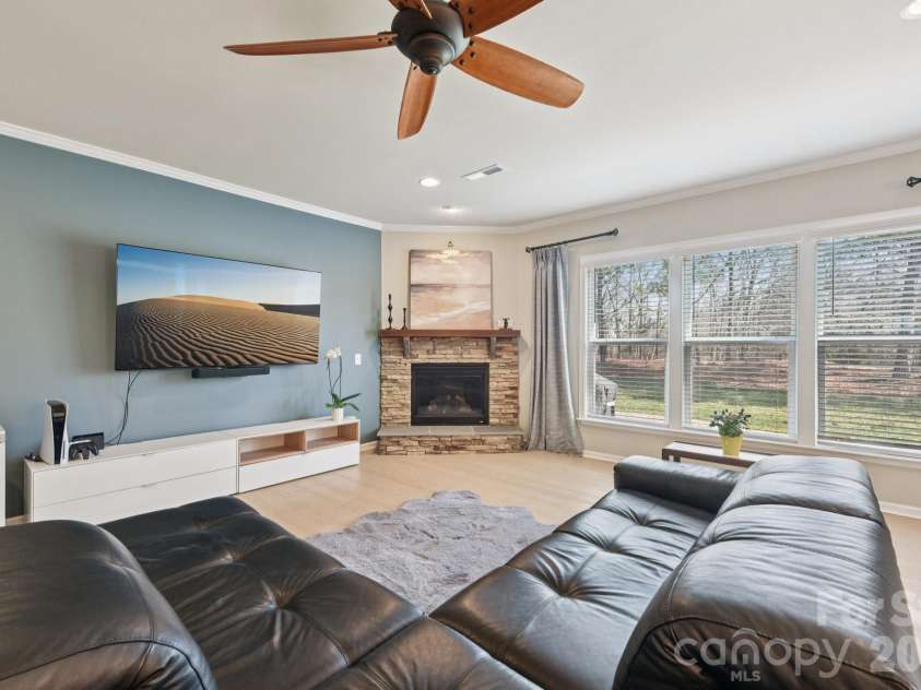 204 Hampton Trail Drive, Fort Mill, SC 29708.  MLS# CAR4350290, YatesRealty ID 33275. Great room with bump out and large windows.