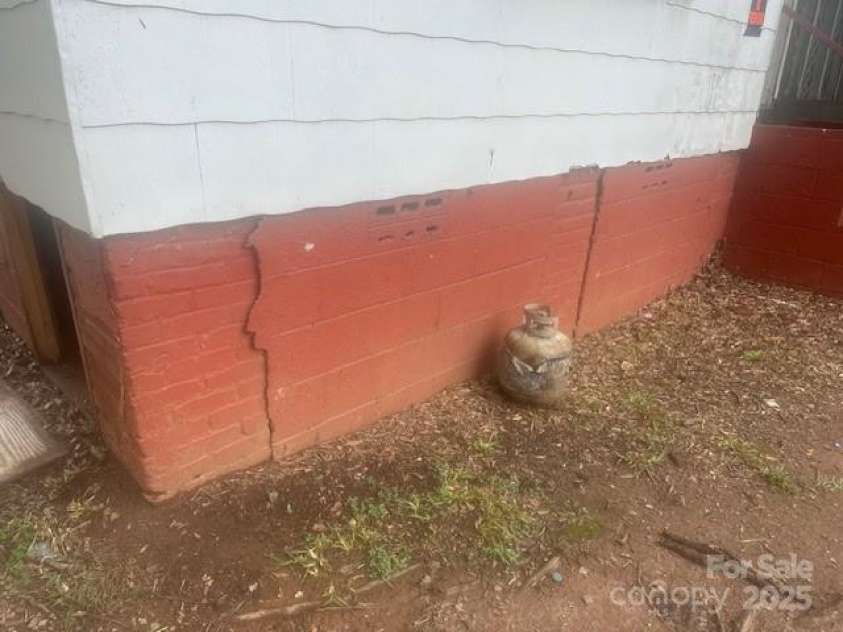 230 Hoskins Road, Charlotte, NC 28208.  MLS# CAR4293203, YatesRealty ID 33275. 