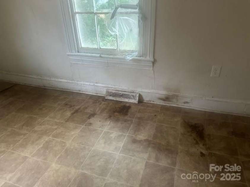 230 Hoskins Road, Charlotte, NC 28208.  MLS# CAR4293203, YatesRealty ID 33275. 