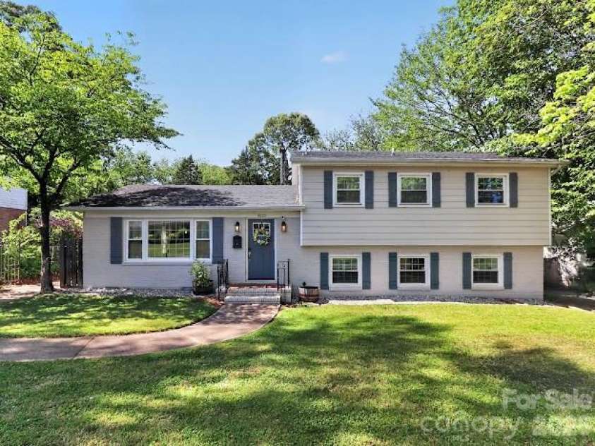 3025 Dunaire Drive, Charlotte, NC 28205.  MLS# CAR4369372, YatesRealty ID 33276. 