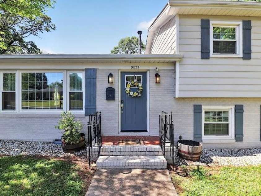 3025 Dunaire Drive, Charlotte, NC 28205.  MLS# CAR4369372, YatesRealty ID 33276. 