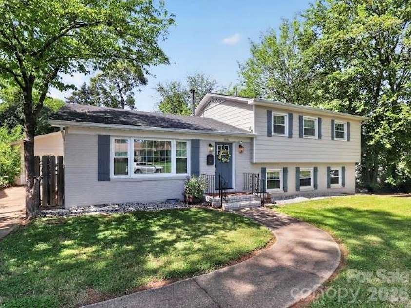 3025 Dunaire Drive, Charlotte, NC 28205.  MLS# CAR4369372, YatesRealty ID 33276. 