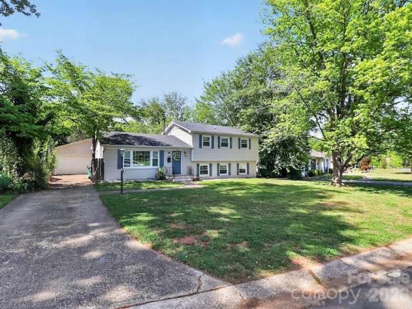 3025 Dunaire Drive, Charlotte, NC 28205.  MLS# CAR4369372, YatesRealty ID 33276. 