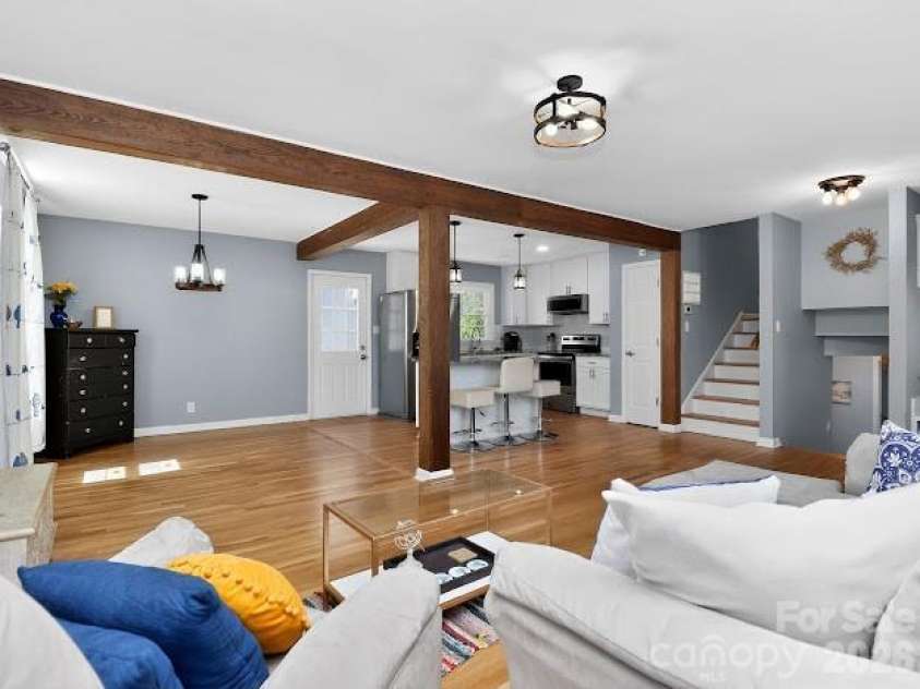 3025 Dunaire Drive, Charlotte, NC 28205.  MLS# CAR4369372, YatesRealty ID 33276. 