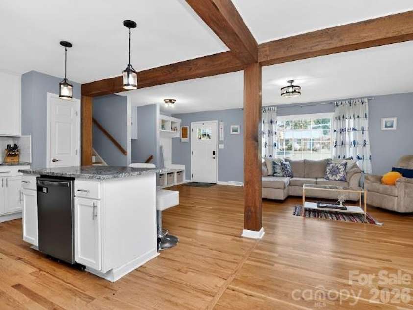 3025 Dunaire Drive, Charlotte, NC 28205.  MLS# CAR4369372, YatesRealty ID 33276. 