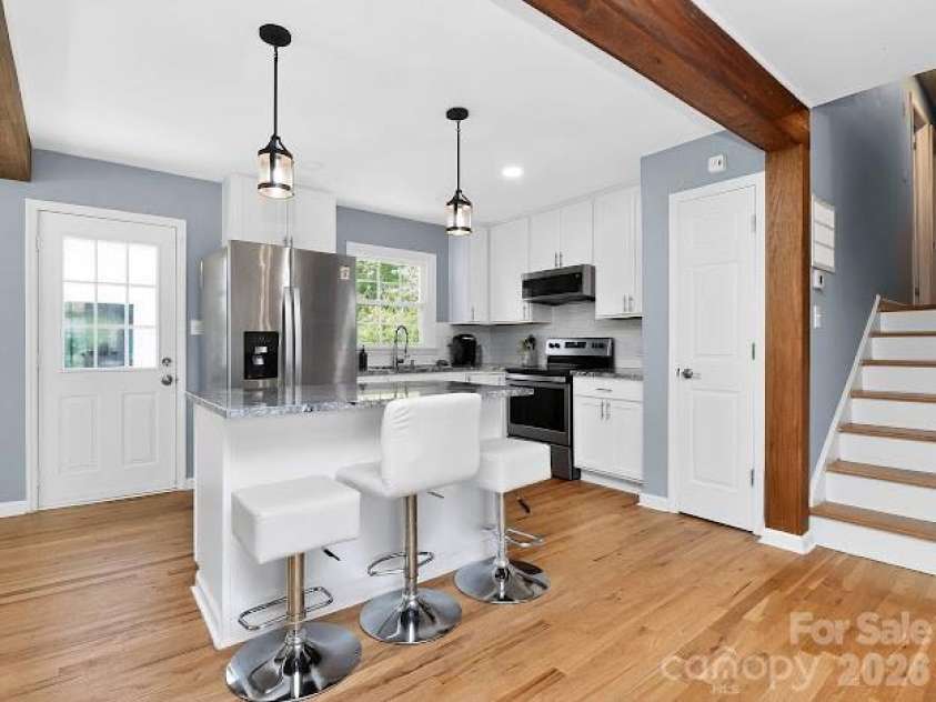 3025 Dunaire Drive, Charlotte, NC 28205.  MLS# CAR4369372, YatesRealty ID 33276. 