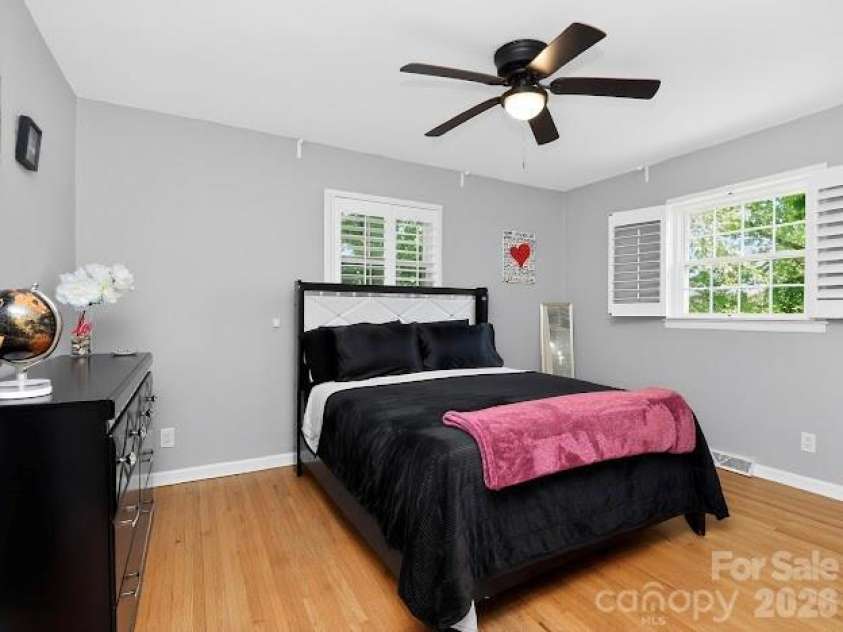 3025 Dunaire Drive, Charlotte, NC 28205.  MLS# CAR4369372, YatesRealty ID 33276. 