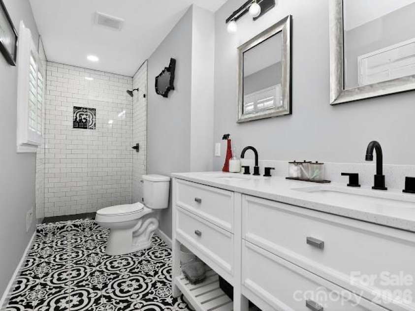 3025 Dunaire Drive, Charlotte, NC 28205.  MLS# CAR4369372, YatesRealty ID 33276. 