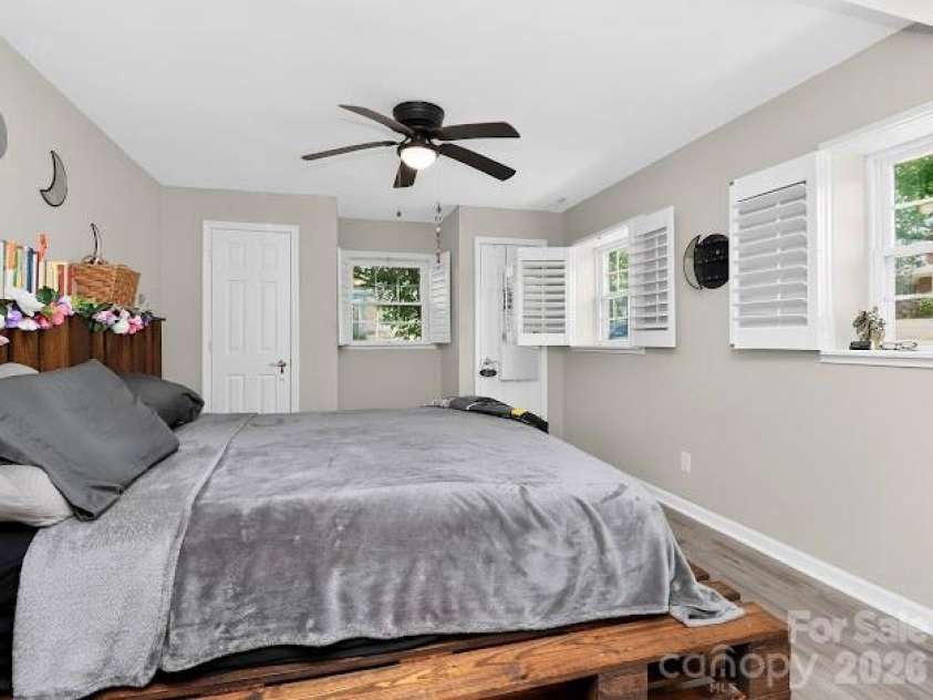 3025 Dunaire Drive, Charlotte, NC 28205.  MLS# CAR4369372, YatesRealty ID 33276. 
