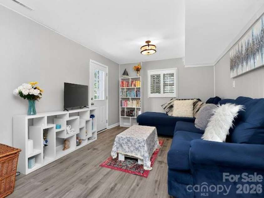 3025 Dunaire Drive, Charlotte, NC 28205.  MLS# CAR4369372, YatesRealty ID 33276. 