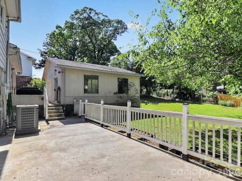 3025 Dunaire Drive, Charlotte, NC 28205.  MLS# CAR4369372, YatesRealty ID 33276. 