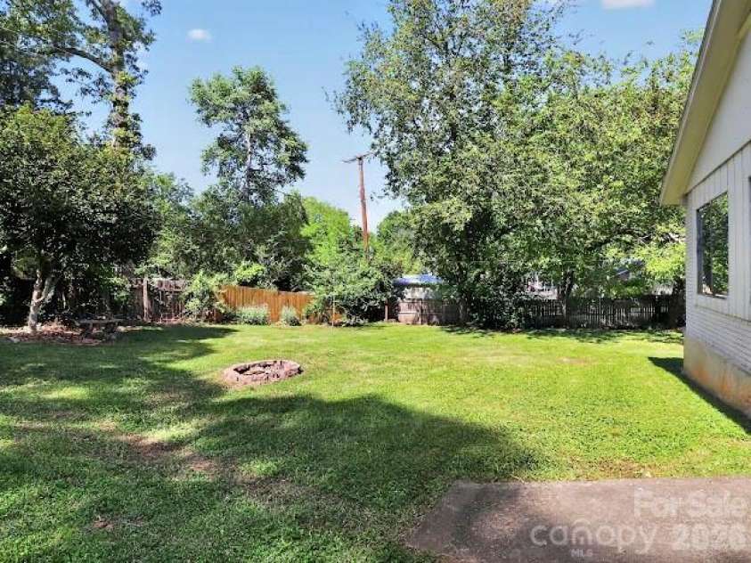 3025 Dunaire Drive, Charlotte, NC 28205.  MLS# CAR4369372, YatesRealty ID 33276. 