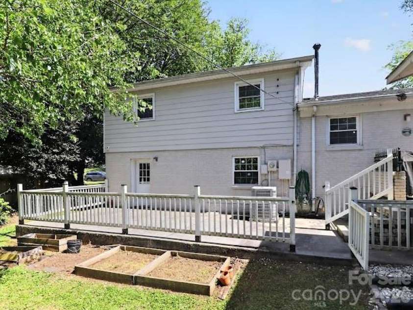 3025 Dunaire Drive, Charlotte, NC 28205.  MLS# CAR4369372, YatesRealty ID 33276. 