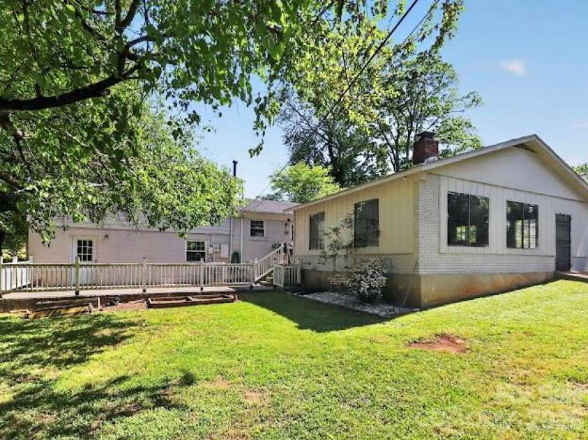 3025 Dunaire Drive, Charlotte, NC 28205.  MLS# CAR4369372, YatesRealty ID 33276. 