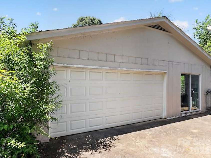 3025 Dunaire Drive, Charlotte, NC 28205.  MLS# CAR4369372, YatesRealty ID 33276. 