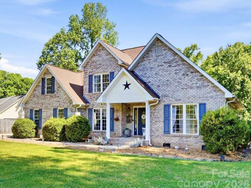 104 Ardmore Place, Mooresville, NC 28117.  MLS# CAR4366893, YatesRealty ID 33277. 