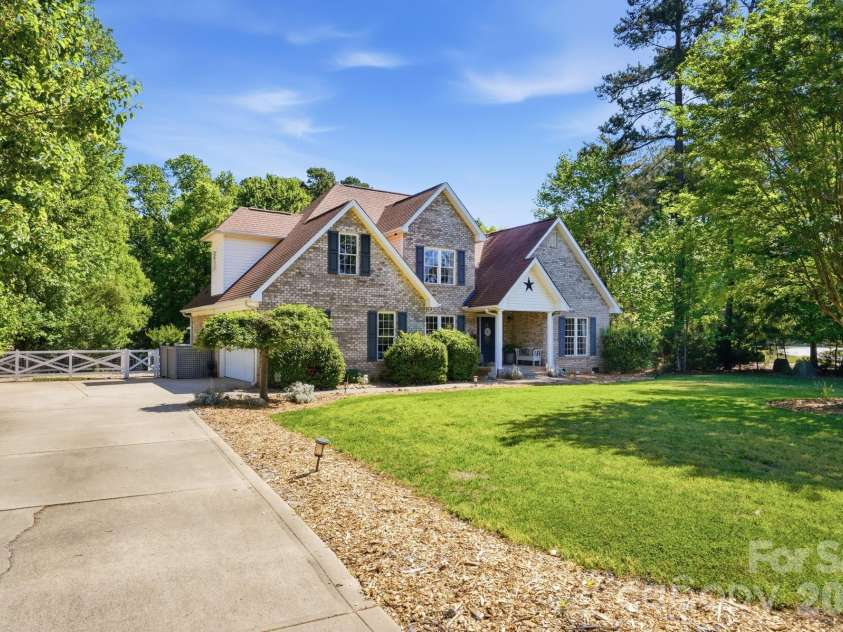 104 Ardmore Place, Mooresville, NC 28117.  MLS# CAR4366893, YatesRealty ID 33277. 