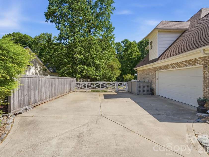 104 Ardmore Place, Mooresville, NC 28117.  MLS# CAR4366893, YatesRealty ID 33277. 