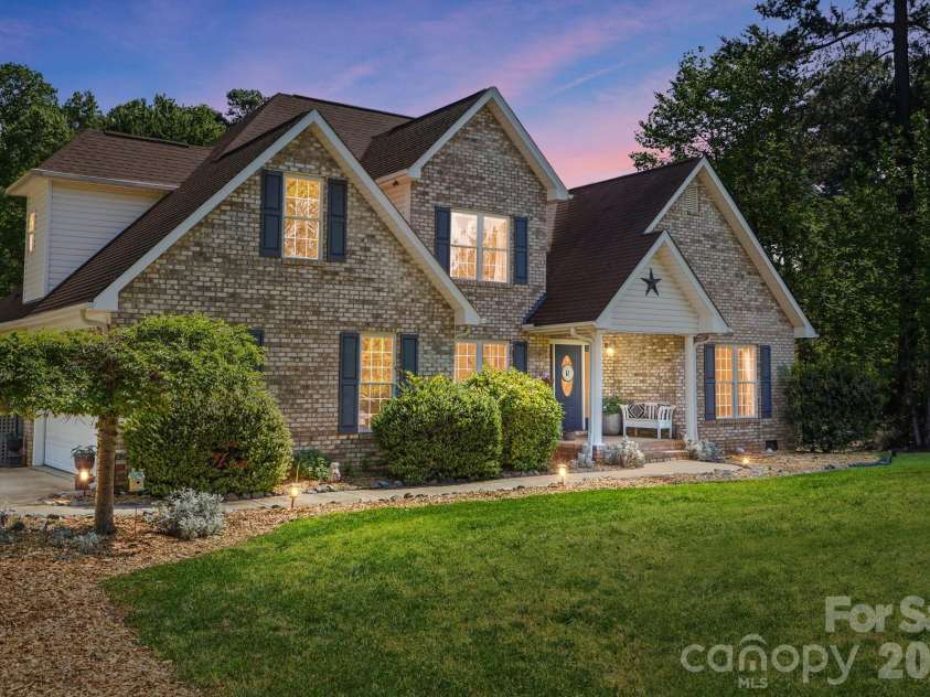104 Ardmore Place, Mooresville, NC 28117.  MLS# CAR4366893, YatesRealty ID 33277. 
