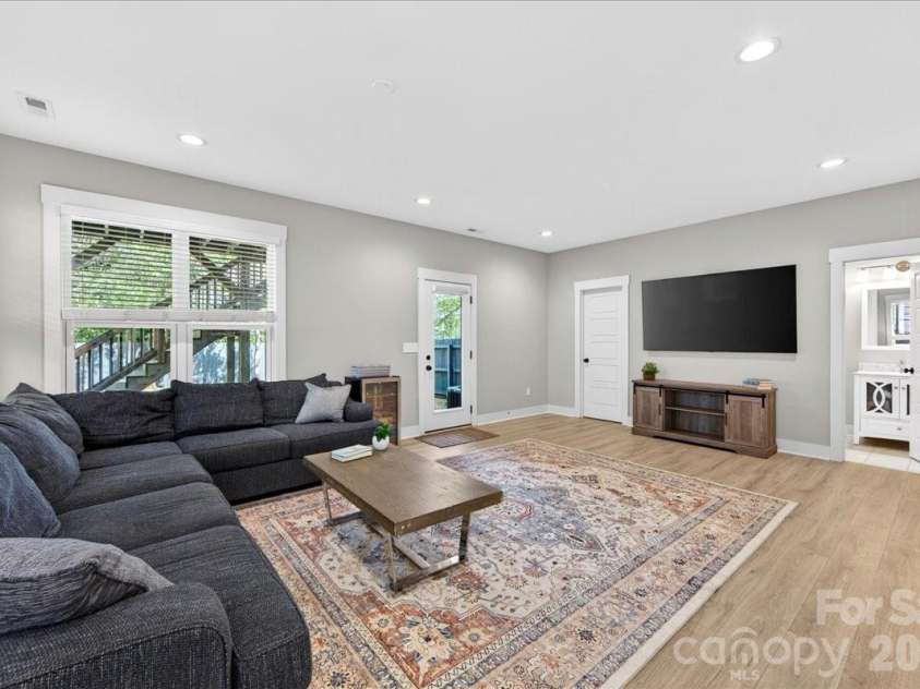 1413 Lomax Avenue, Charlotte, NC 28211.  MLS# CAR4372245, YatesRealty ID 33278. 
