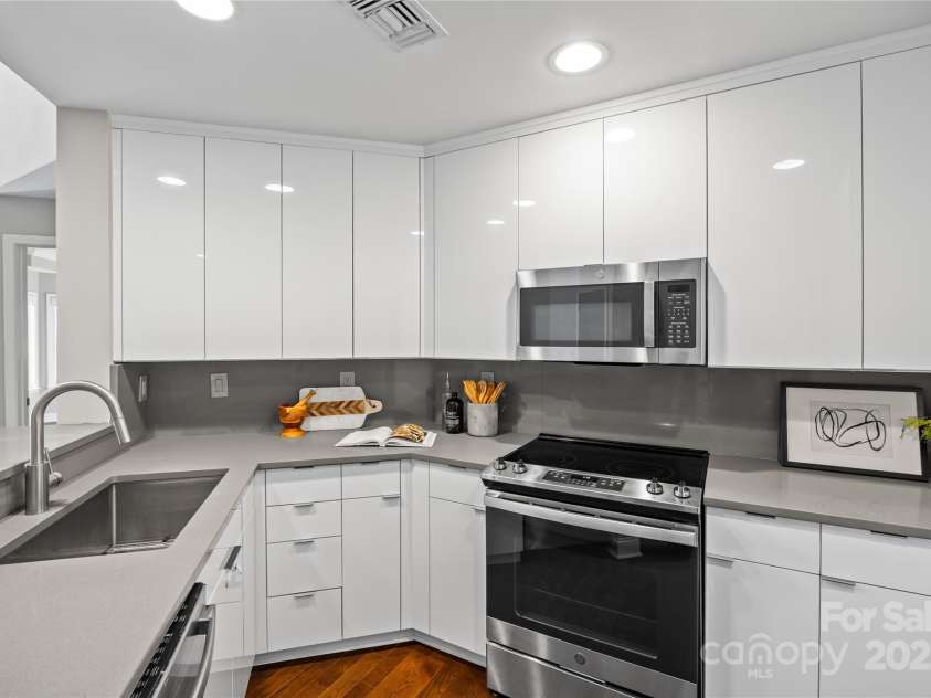 415 Church Street, Charlotte, NC 28202.  MLS# CAR4278226, YatesRealty ID 33278. 