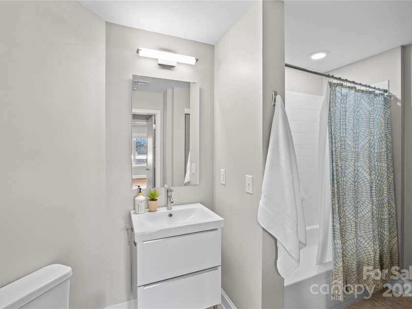 415 Church Street, Charlotte, NC 28202.  MLS# CAR4278226, YatesRealty ID 33278. 