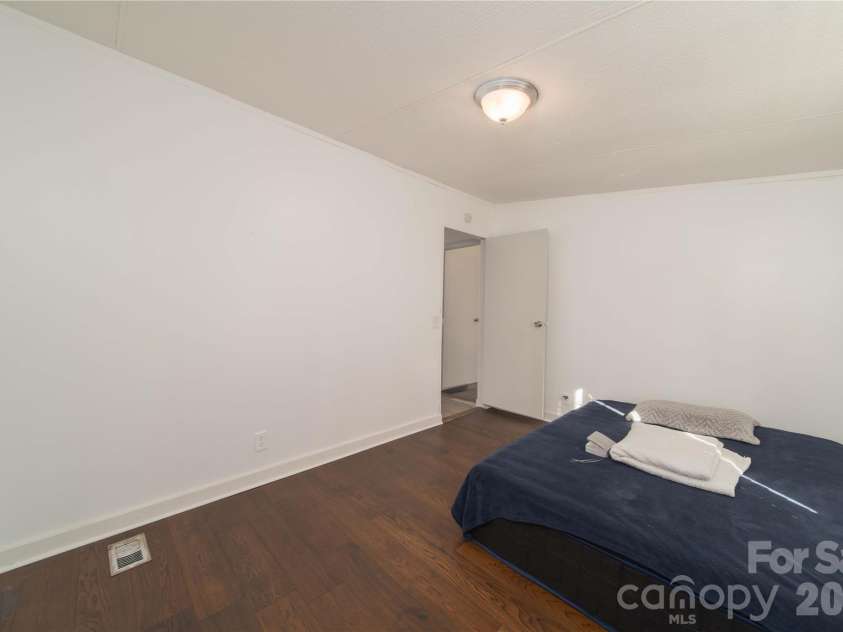 675 Hares Way Way, Lincolnton, NC 28092.  MLS# CAR4330640, YatesRealty ID 3328. 