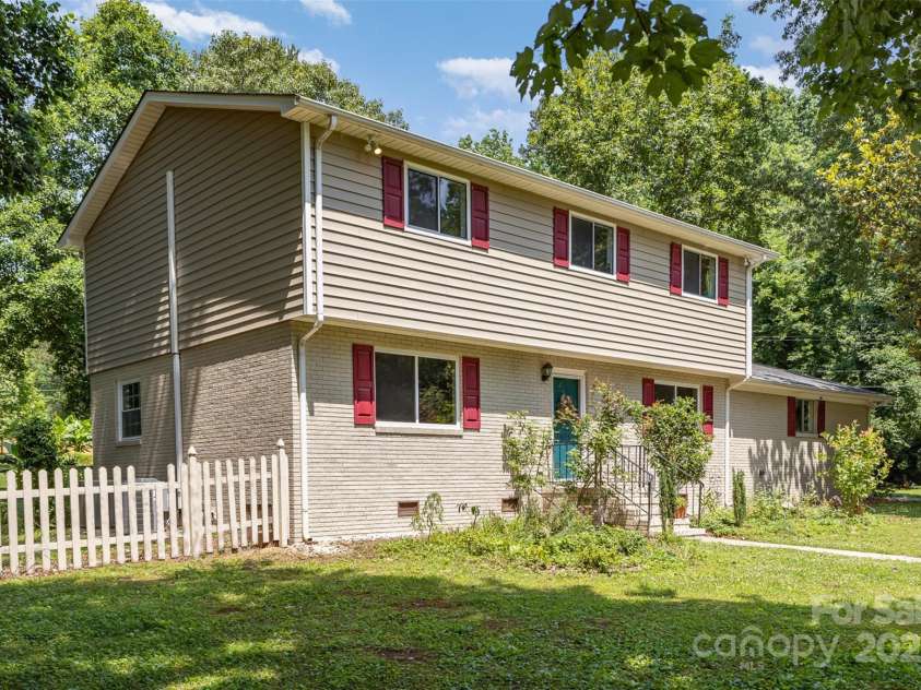 7015 Lavern Street, Charlotte, NC 28215.  MLS# CAR4260772, YatesRealty ID 33280. 