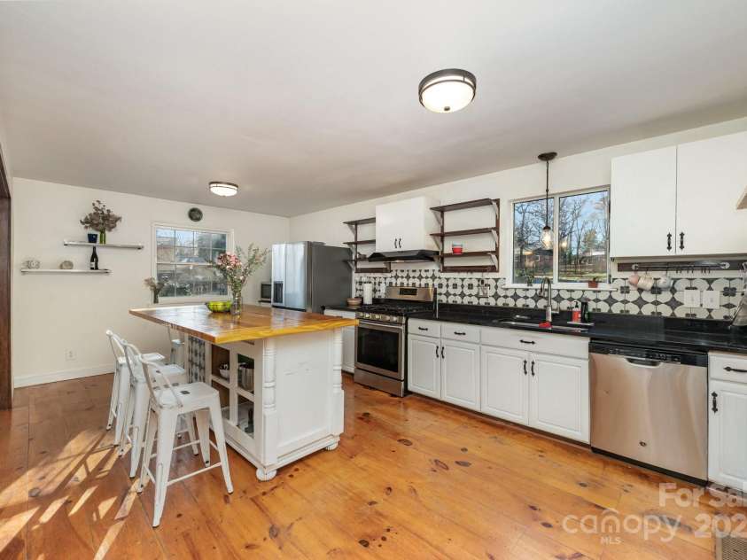 7015 Lavern Street, Charlotte, NC 28215.  MLS# CAR4328948, YatesRealty ID 33280. Open kitchen