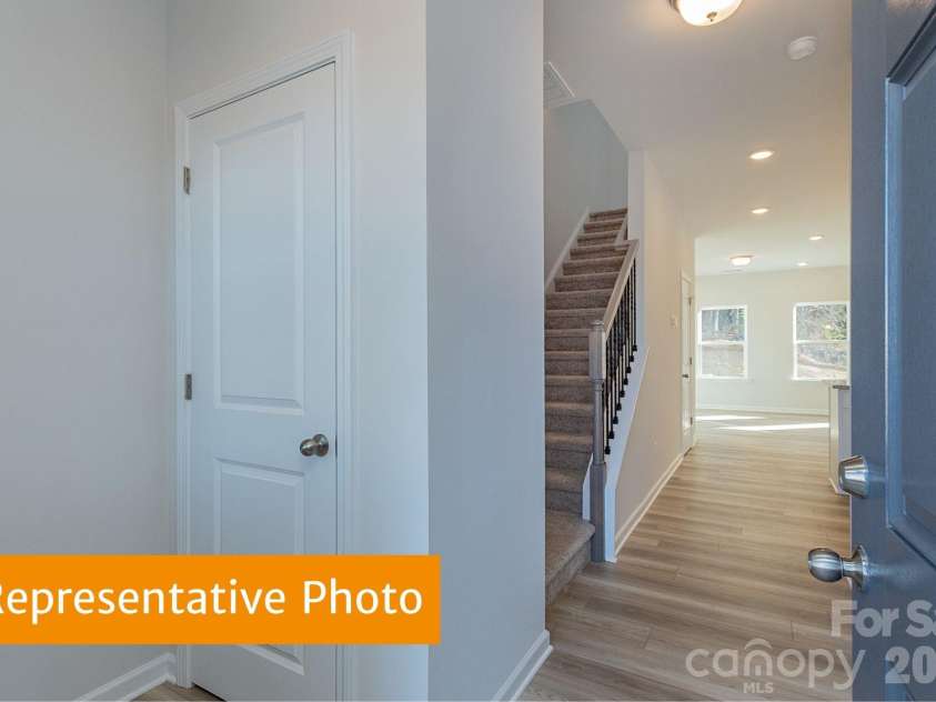 5640 Ringneck Road, Charlotte, NC 28216.  MLS# CAR4377315, YatesRealty ID 33281. Rutledge Foyer
