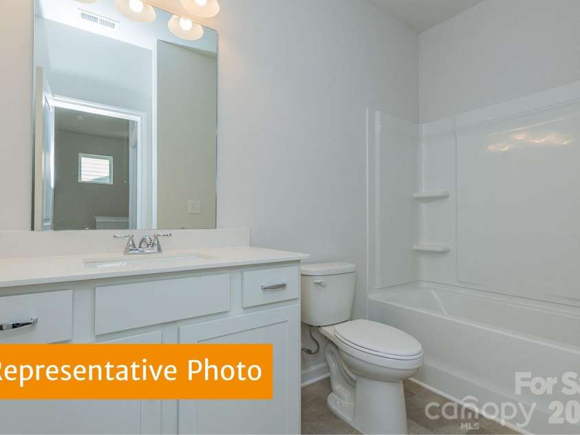 5640 Ringneck Road, Charlotte, NC 28216.  MLS# CAR4377315, YatesRealty ID 33281. Rutledge Hall Bath