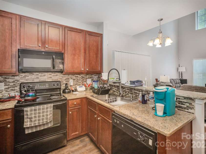 3037 Summerfield Ridge Lane, Matthews, NC 28105.  MLS# CAR4288301, YatesRealty ID 33283. Granite counter tops with all appliance