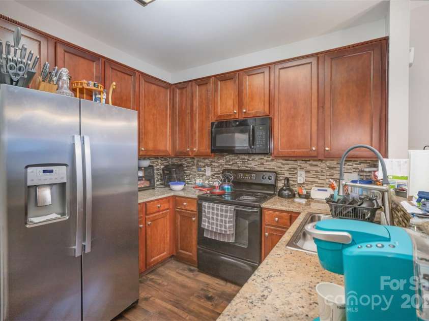 3037 Summerfield Ridge Lane, Matthews, NC 28105.  MLS# CAR4288301, YatesRealty ID 33283. Nice kitchen with granite countertops