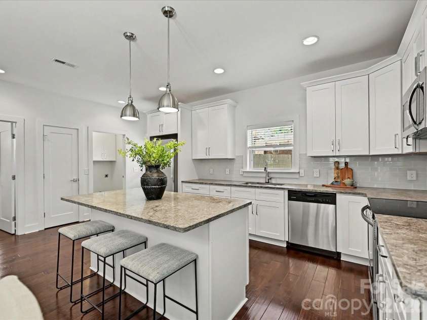 1216 Lomax Avenue, Charlotte, NC 28211.  MLS# CAR4381287, YatesRealty ID 33285. 
