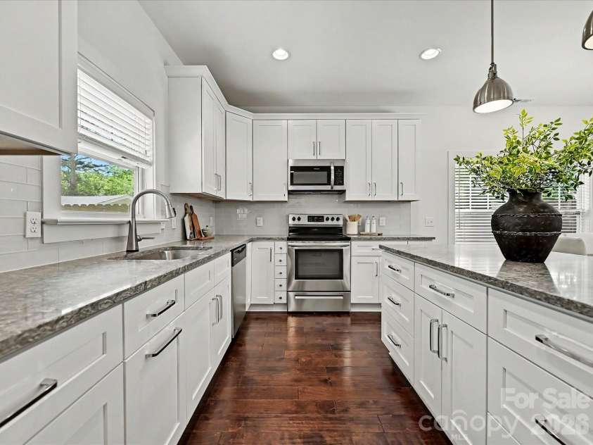 1216 Lomax Avenue, Charlotte, NC 28211.  MLS# CAR4381287, YatesRealty ID 33285. 