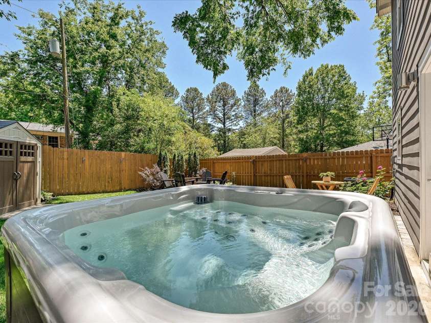 1216 Lomax Avenue, Charlotte, NC 28211.  MLS# CAR4381287, YatesRealty ID 33285. 