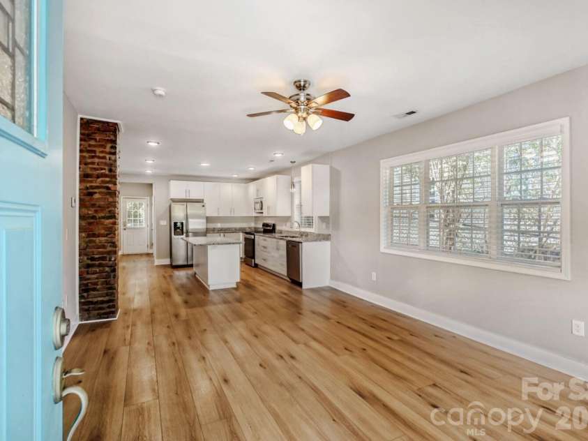 1521 Hawthorne Lane, Charlotte, NC 28205.  MLS# CAR4382322, YatesRealty ID 33286. 