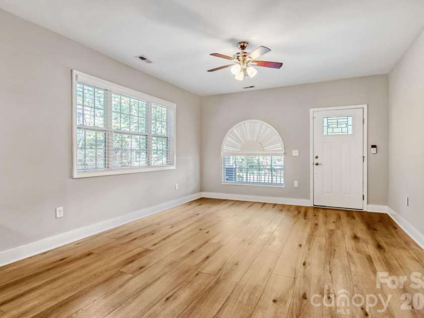 1521 Hawthorne Lane, Charlotte, NC 28205.  MLS# CAR4382322, YatesRealty ID 33286. 