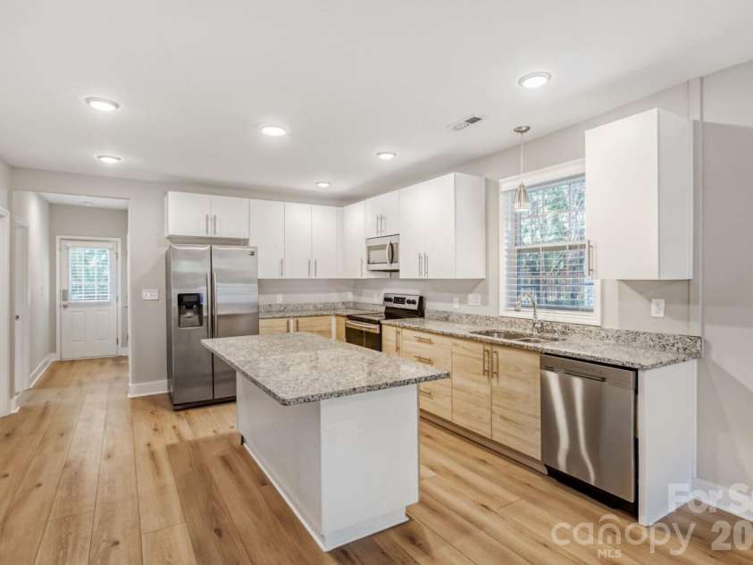 1521 Hawthorne Lane, Charlotte, NC 28205.  MLS# CAR4382322, YatesRealty ID 33286. 