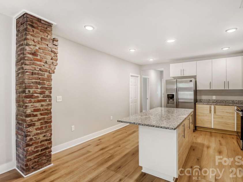 1521 Hawthorne Lane, Charlotte, NC 28205.  MLS# CAR4382322, YatesRealty ID 33286. 